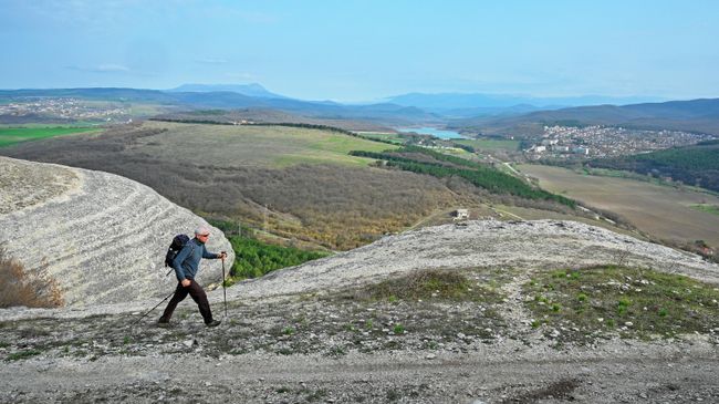 Турист на пешем маршруте в районе Партизанского водохранилища в Крыму Турист на пешем маршруте в районе Партизанского водохранилища в Крыму