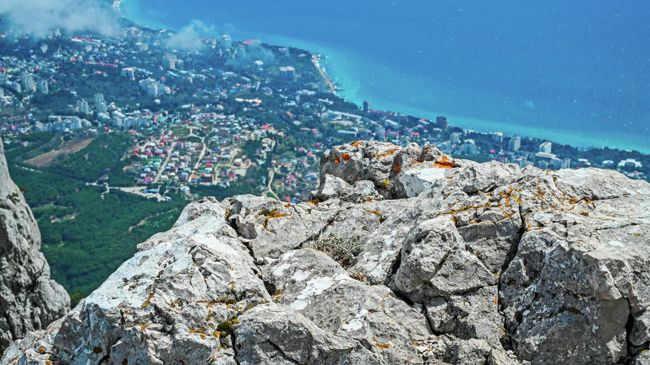 Вид на Ялту и Черное море с горы Ай-Петри Вид на Ялту и Черное море с горы Ай-Петри