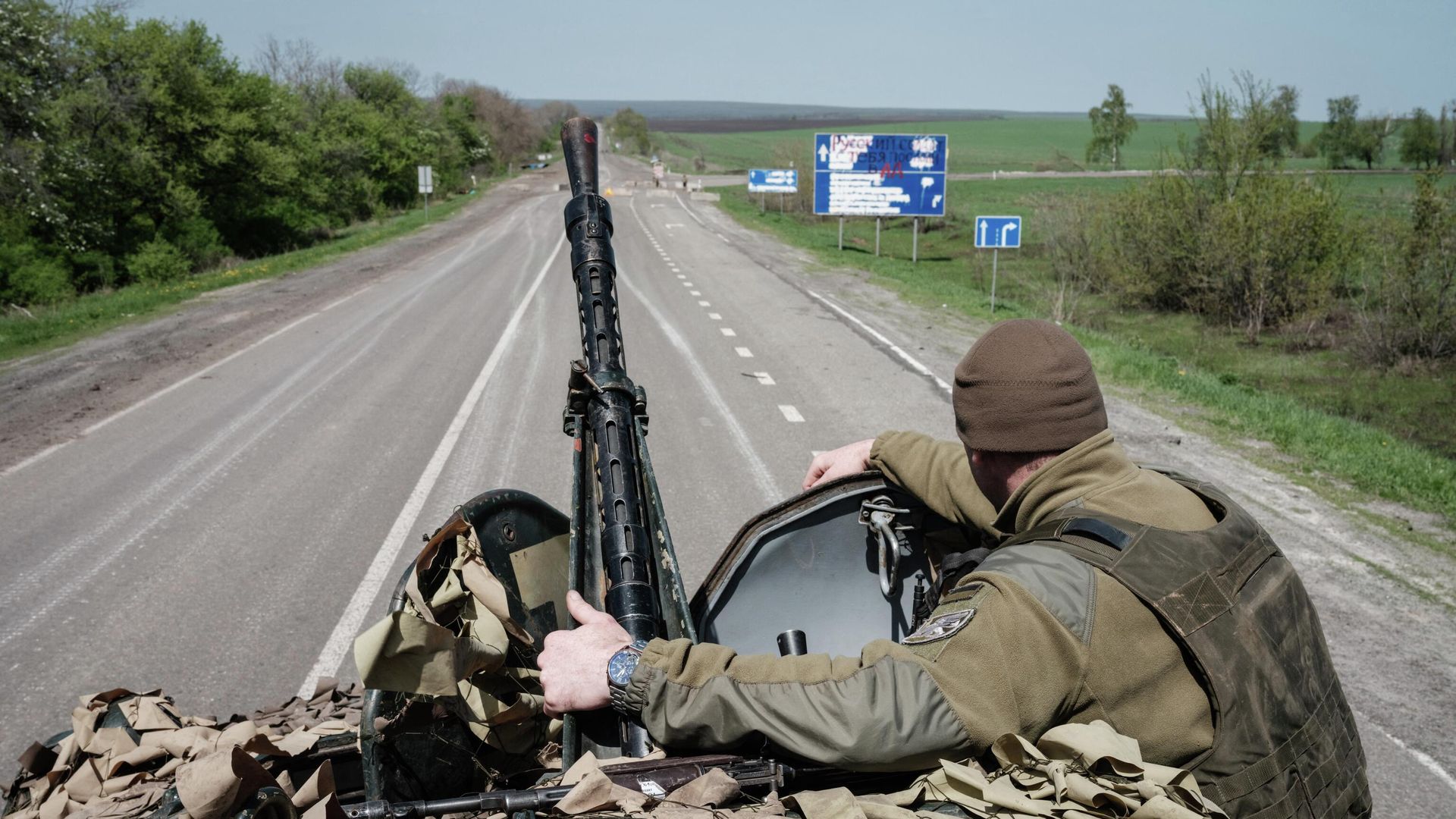 Украинский военнослужащий сидит в бронетранспортере на дороге недалеко от Славянска, Украина Украинский военнослужащий сидит в бронетранспортере на дороге недалеко от Славянска, Украина - РИА Новости, 1920, 13.05.2022