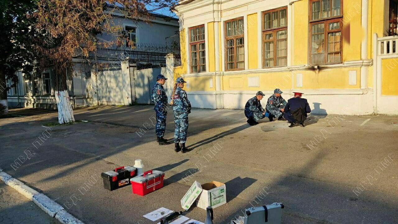 Сотрудники МВД ПМР у здания Республиканского военкомата Сотрудники МВД ПМР у здания Республиканского военкомата - РИА Новости, 1920, 06.06.2022