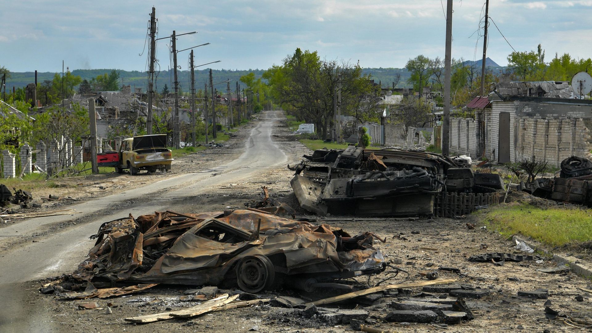 Сгоревшая военная техника и автомобили на одной из улиц в городе Рубежное Сгоревшая военная техника и автомобили на одной из улиц в городе Рубежное - РИА Новости, 1920, 15.05.2022