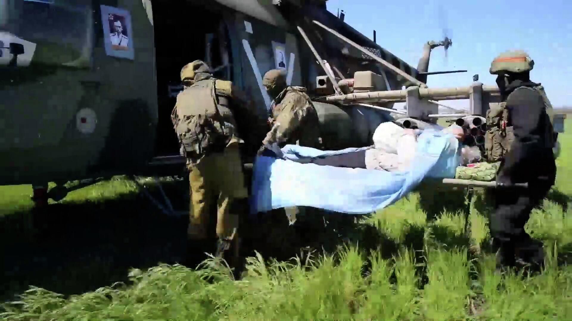 Эвакуация российскими военными семьи, на которую напал сосед-националист Эвакуация российскими военными семьи, на которую напал сосед-националист - РИА Новости, 1920, 13.05.2022