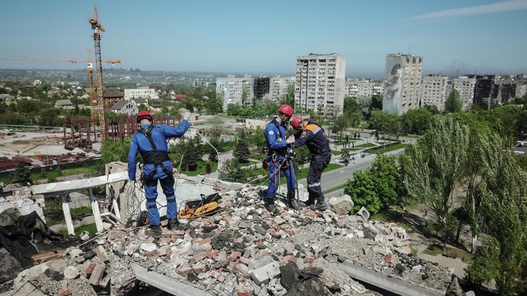 Сотрудники МЧС РФ разбирают завалы разрушенного дома на проспекте Мира в Мариуполе Сотрудники МЧС РФ разбирают завалы разрушенного дома на проспекте Мира в Мариуполе