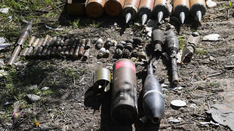 Боеприпасы, найденные сотрудниками МЧС РФ в Мариуполе Боеприпасы, найденные сотрудниками МЧС РФ в Мариуполе