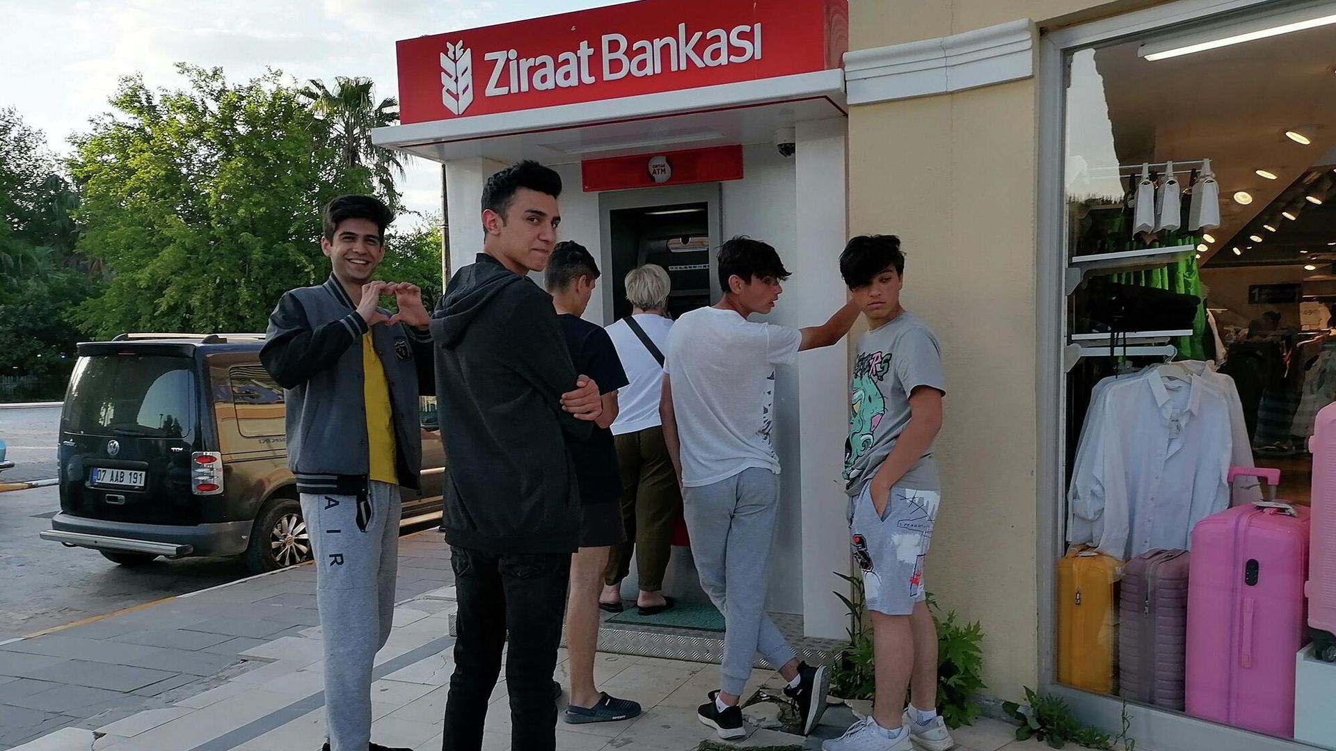 Очередь к банкомату в Белеке Очередь к банкомату в Белеке - РИА Новости, 1920, 19.05.2022