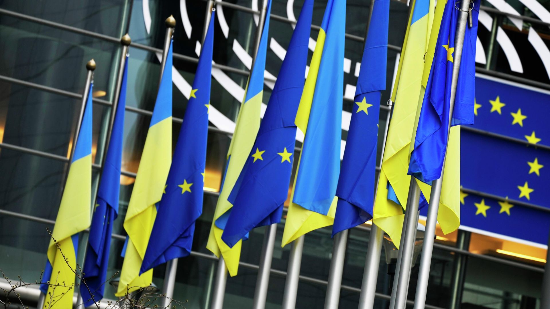 Флаги ЕС и Украины на здании Европейского парламента в Брюсселе, Бельгия Флаги ЕС и Украины на здании Европейского парламента в Брюсселе, Бельгия - РИА Новости, 1920, 30.08.2022