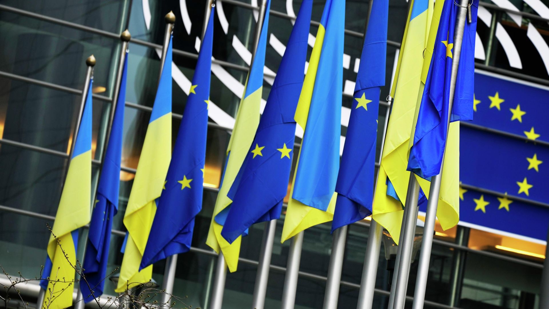 Флаги ЕС и Украины на здании Европейского парламента в Брюсселе, Бельгия - РИА Новости, 1920, 25.01.2023