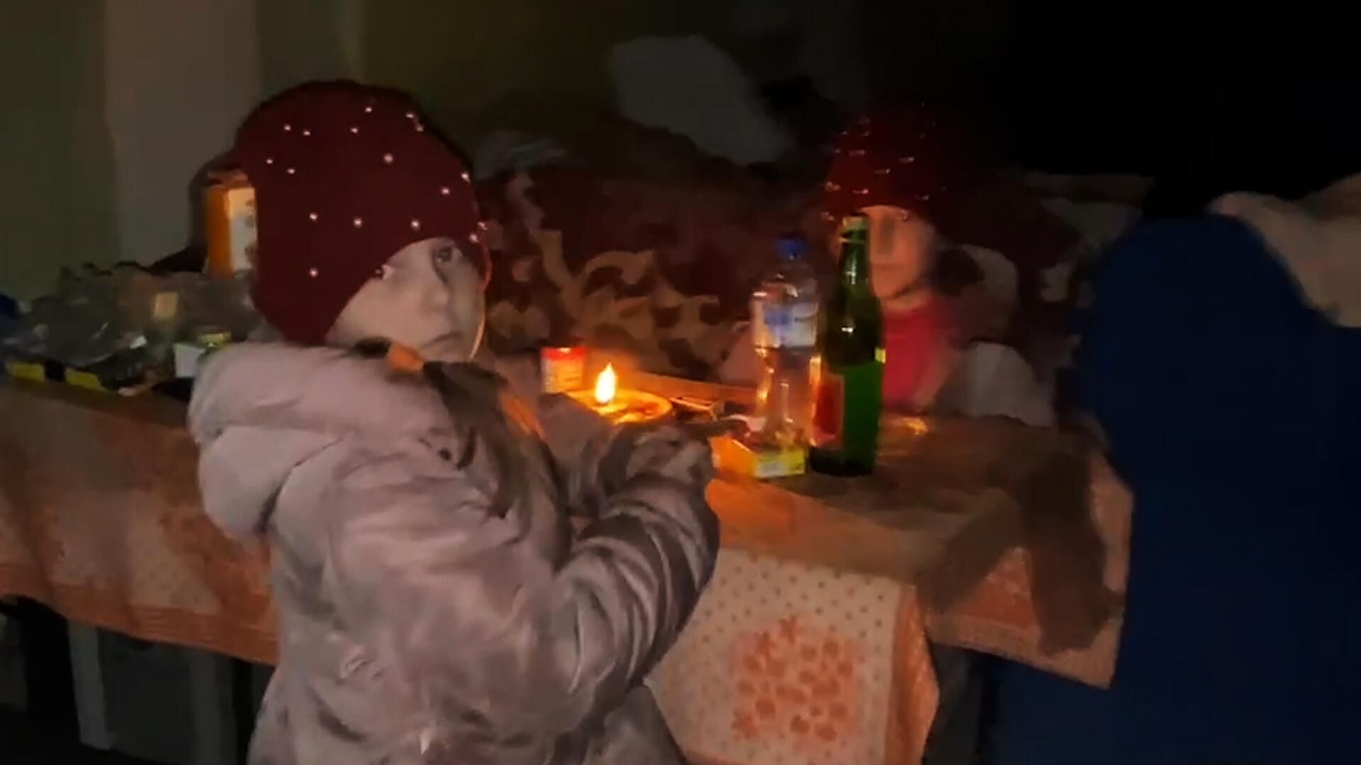 Девятилетние сестры-близнецы из ЛНР два месяца не выходят из убежища Девятилетние сестры-близнецы из ЛНР два месяца не выходят из убежища - РИА Новости, 1920, 13.05.2022