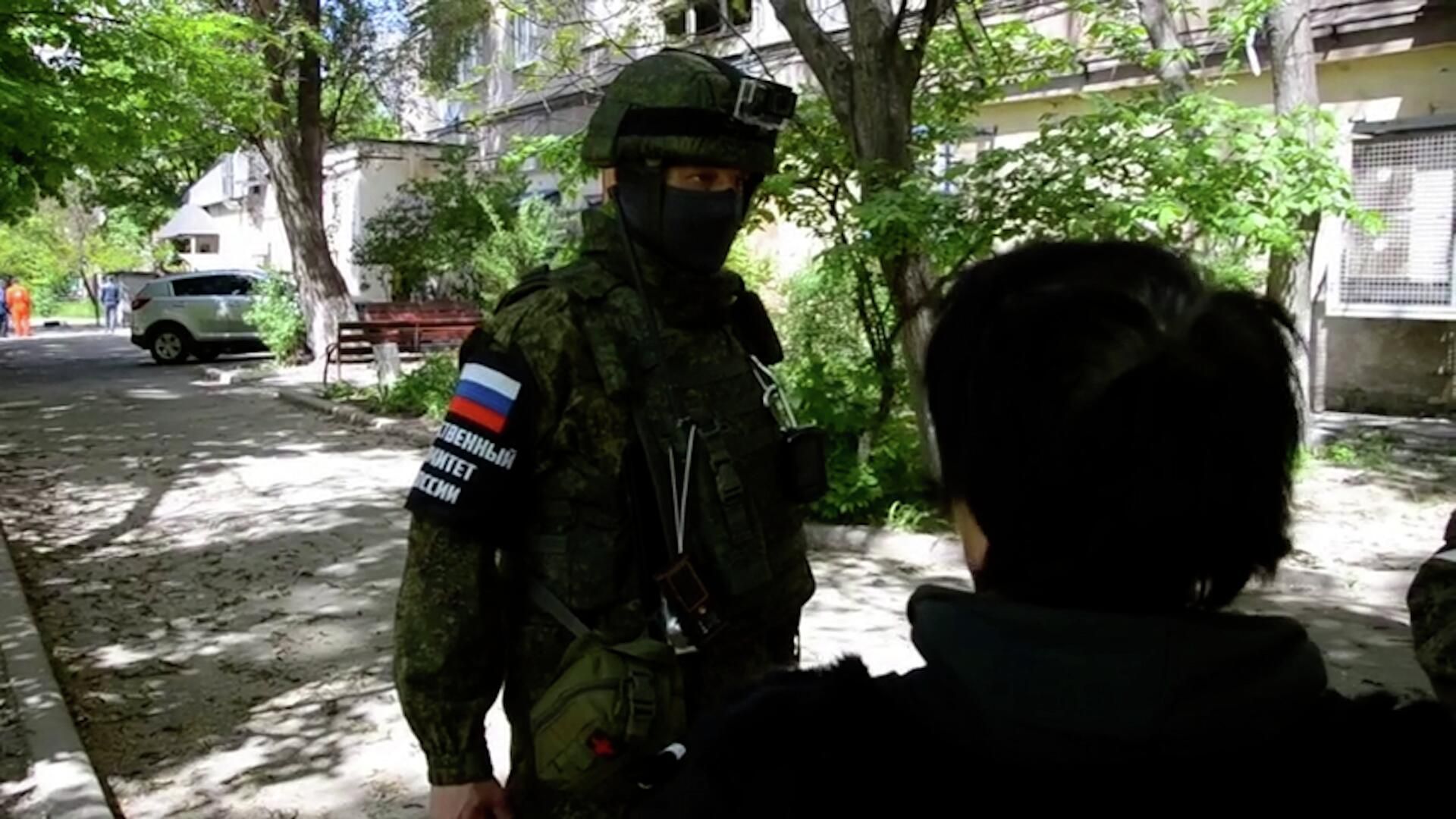 Жители Мариуполя рассказали военным следователям о мародерстве украинских боевиков Жители Мариуполя рассказали военным следователям о мародерстве украинских боевиков - РИА Новости, 1920, 13.05.2022