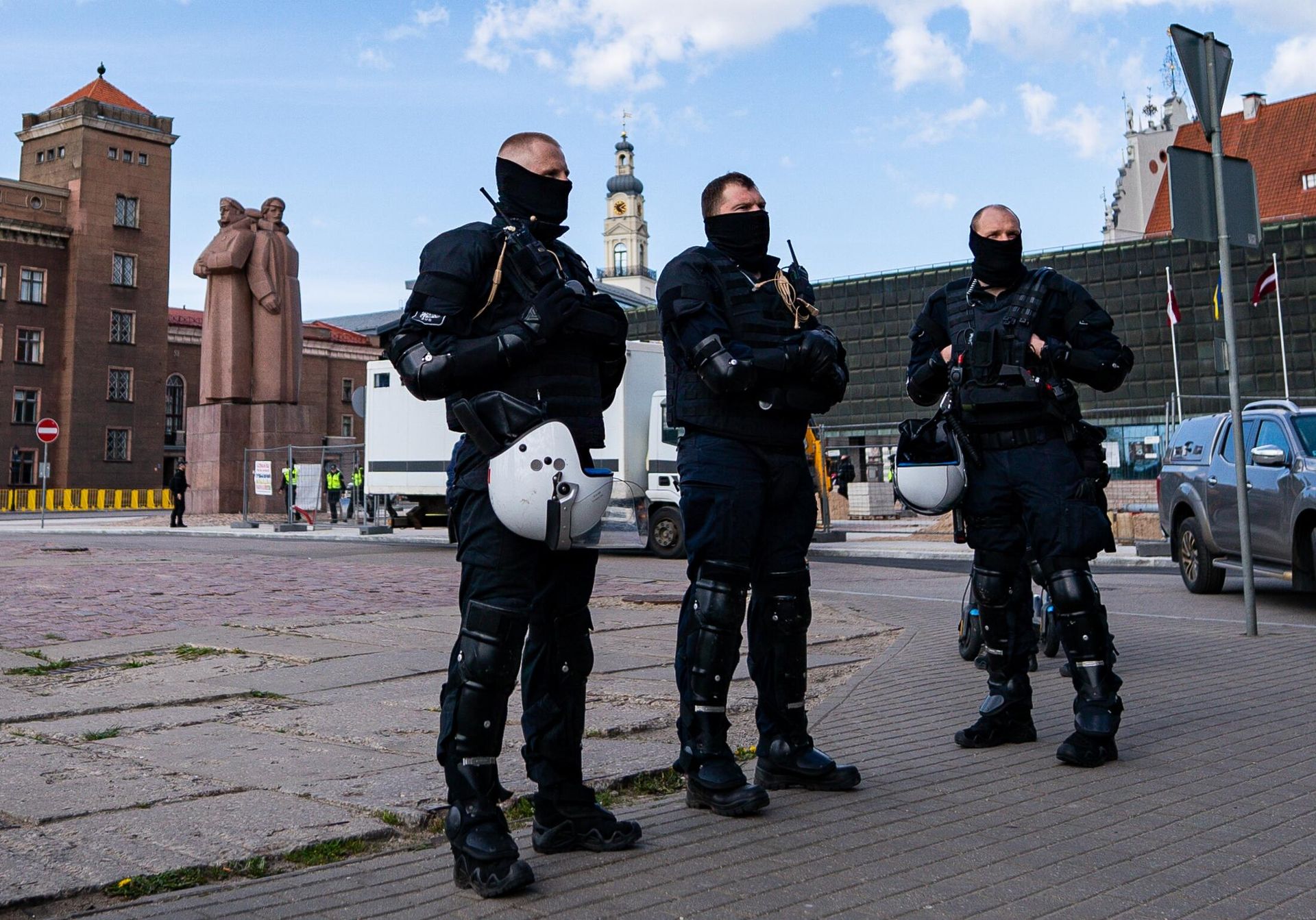 Сотрудники полиции стоят в оцеплении на несанкционированном митинге против сноса памятника советским воинам-освободителям Советской Латвии от немецко-фашистских захватчиков в Риге Сотрудники полиции стоят в оцеплении на несанкционированном митинге против сноса памятника советским воинам-освободителям Советской Латвии от немецко-фашистских захватчиков в Риге - РИА Новости, 1920, 19.05.2022