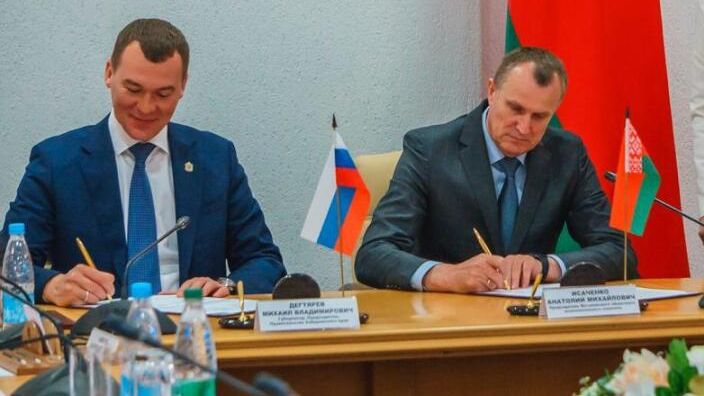 Губернатор Хабаровского края Михаил Дегтярев и председатель Могилевского облисполкома Анатолий Исаченко во время подписания соглашения о взаимодействии и сотрудничестве между Хабаровским краем и Белоруссией Губернатор Хабаровского края Михаил Дегтярев и председатель Могилевского облисполкома Анатолий Исаченко во время подписания соглашения о взаимодействии и сотрудничестве между Хабаровским краем и Белоруссией - РИА Новости, 1920, 14.05.2022
