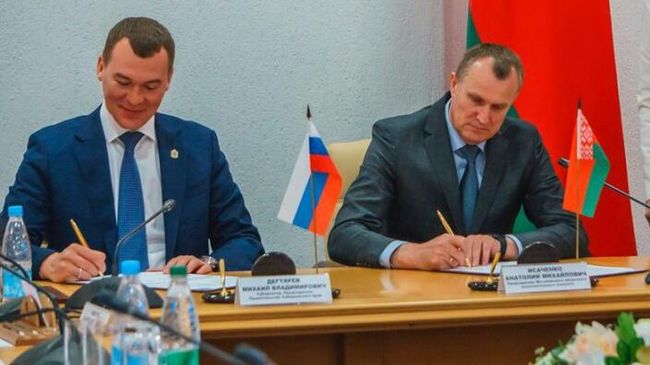 Губернатор Хабаровского края Михаил Дегтярев и председатель Могилевского облисполкома Анатолий Исаченко во время подписания соглашения о взаимодействии и сотрудничестве между Хабаровским краем и Белоруссией