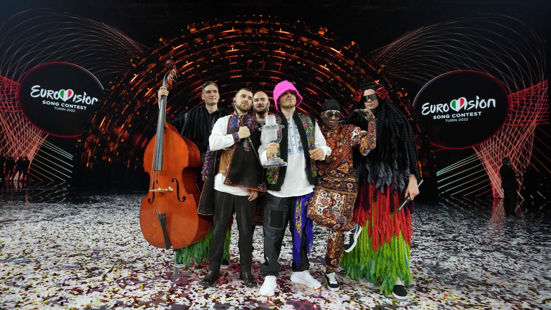 Украинская группа Kalush Orchestra после победы в конкурсе песни Евровидение-2022 Украинская группа Kalush Orchestra после победы в конкурсе песни Евровидение-2022 - РИА Новости, 1920, 15.05.2022