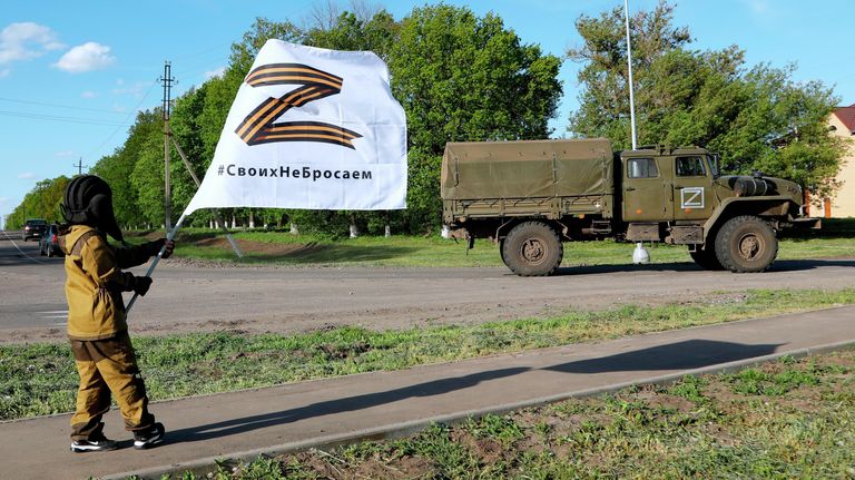 Восьмилетний мальчик Алеша приветствует проезжающие мимо российские военные автомобили в селе Веселая Лопань в Белгородской области Восьмилетний мальчик Алеша приветствует проезжающие мимо российские военные автомобили в селе Веселая Лопань в Белгородской области