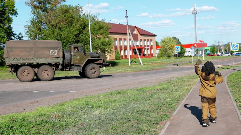 Восьмилетний мальчик Алеша приветствует проезжающие мимо российские военные автомобили в селе Веселая Лопань в Белгородской области Восьмилетний мальчик Алеша приветствует проезжающие мимо российские военные автомобили в селе Веселая Лопань в Белгородской области