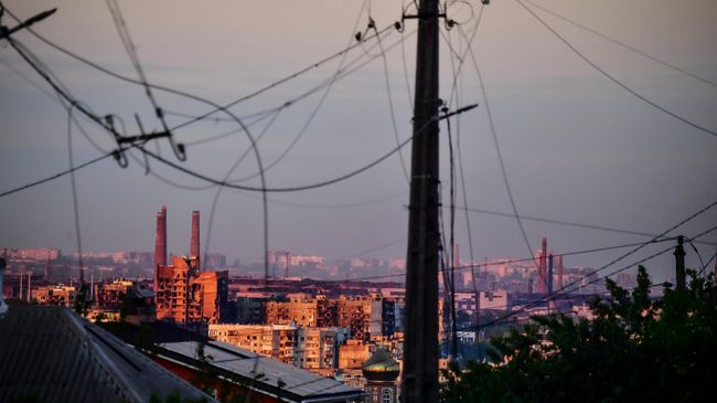 Поврежденные линии электропередач в Мариуполе