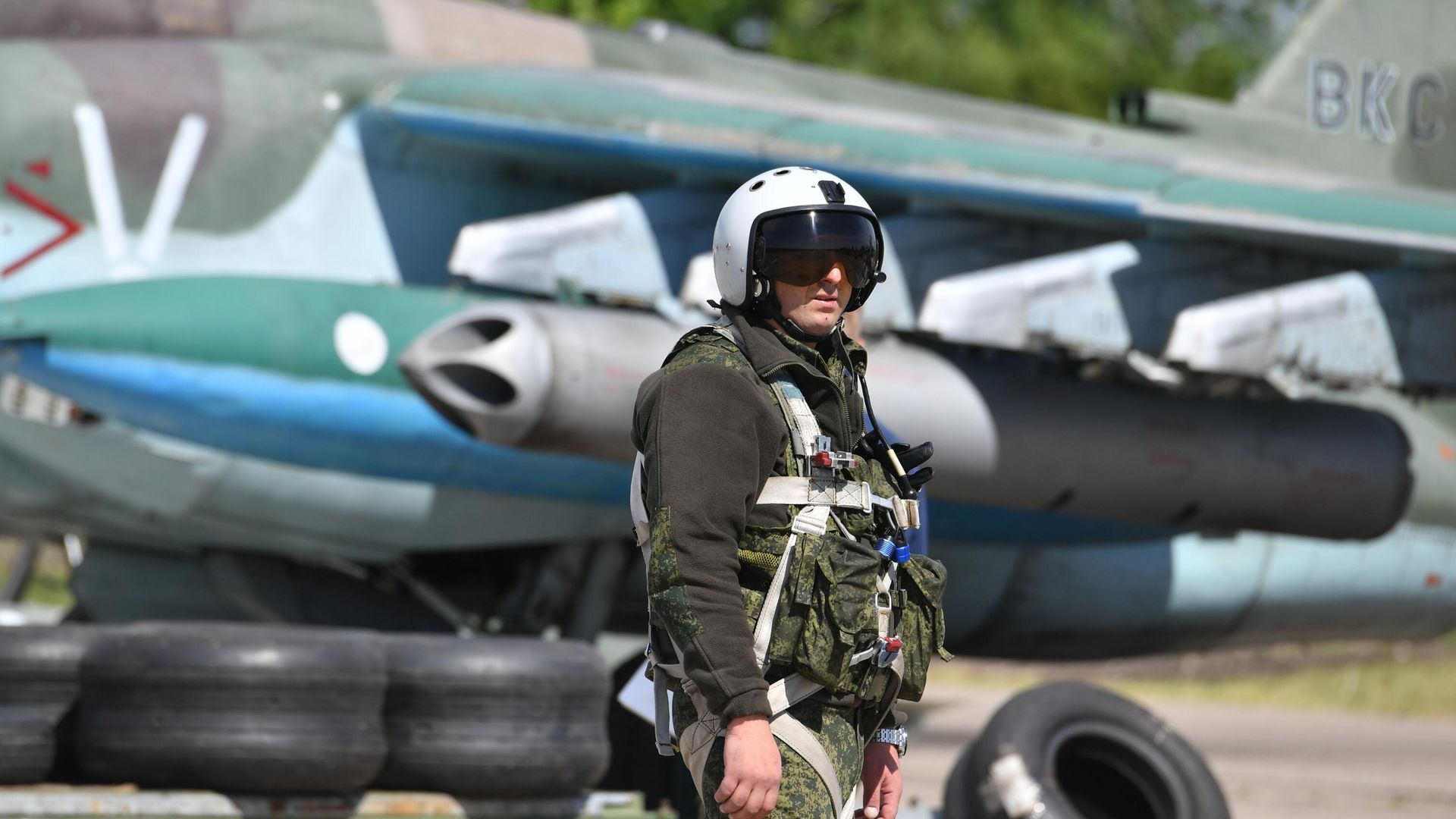 Летчик возле самолета Су-25 Грач, задействованного в специальной военной операции на Харьковском направлении Летчик возле самолета Су-25 Грач, задействованного в специальной военной операции на Харьковском направлении - РИА Новости, 1920, 28.11.2022