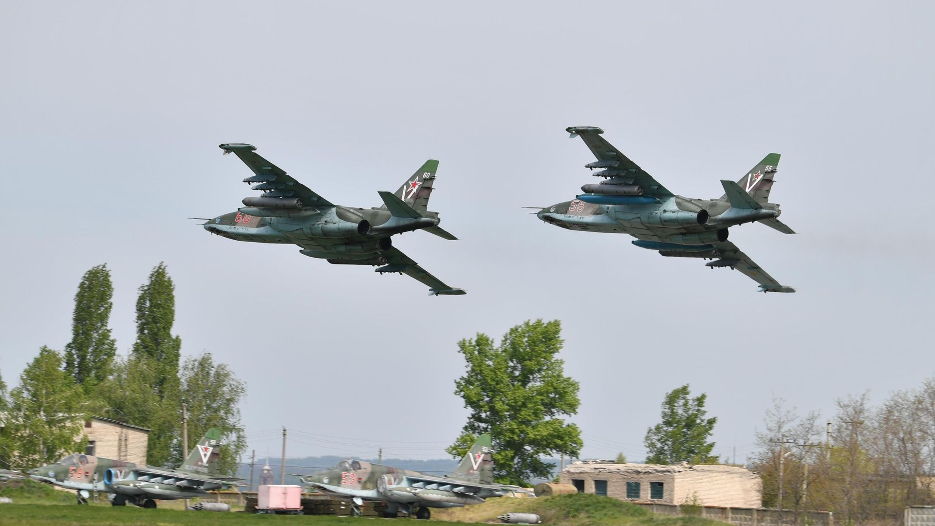Самолеты Су-25 Грач, задействованные в специальной военной операции на Украине, над полевым аэродромом Самолеты Су-25 Грач, задействованные в специальной военной операции на Украине, над полевым аэродромом - РИА Новости, 1920, 26.08.2022