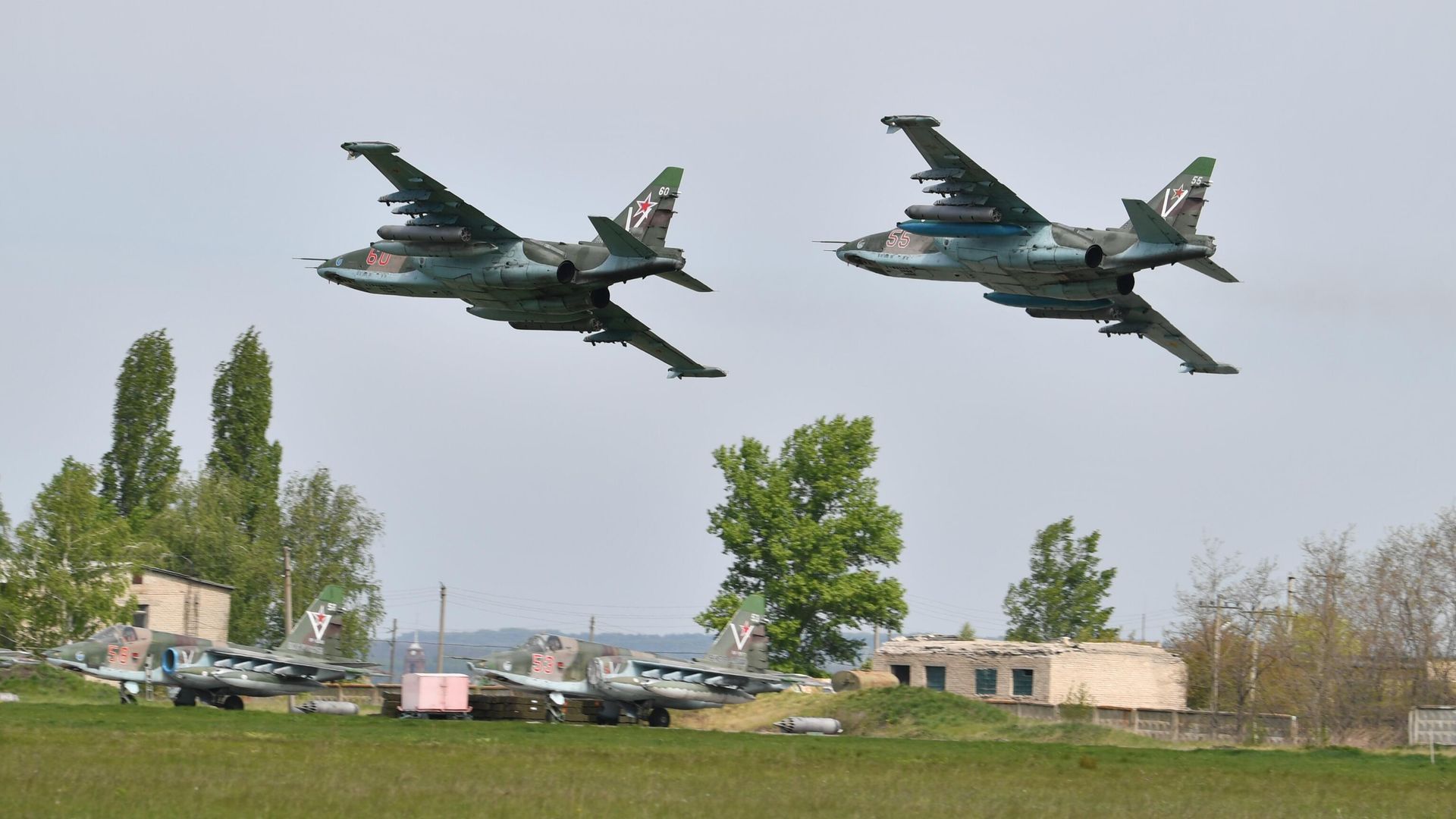 Самолеты Су-25 Грач, задействованные в специальной военной операции на Украине, над полевым аэродромом Самолеты Су-25 Грач, задействованные в специальной военной операции на Украине, над полевым аэродромом - РИА Новости, 1920, 26.08.2022