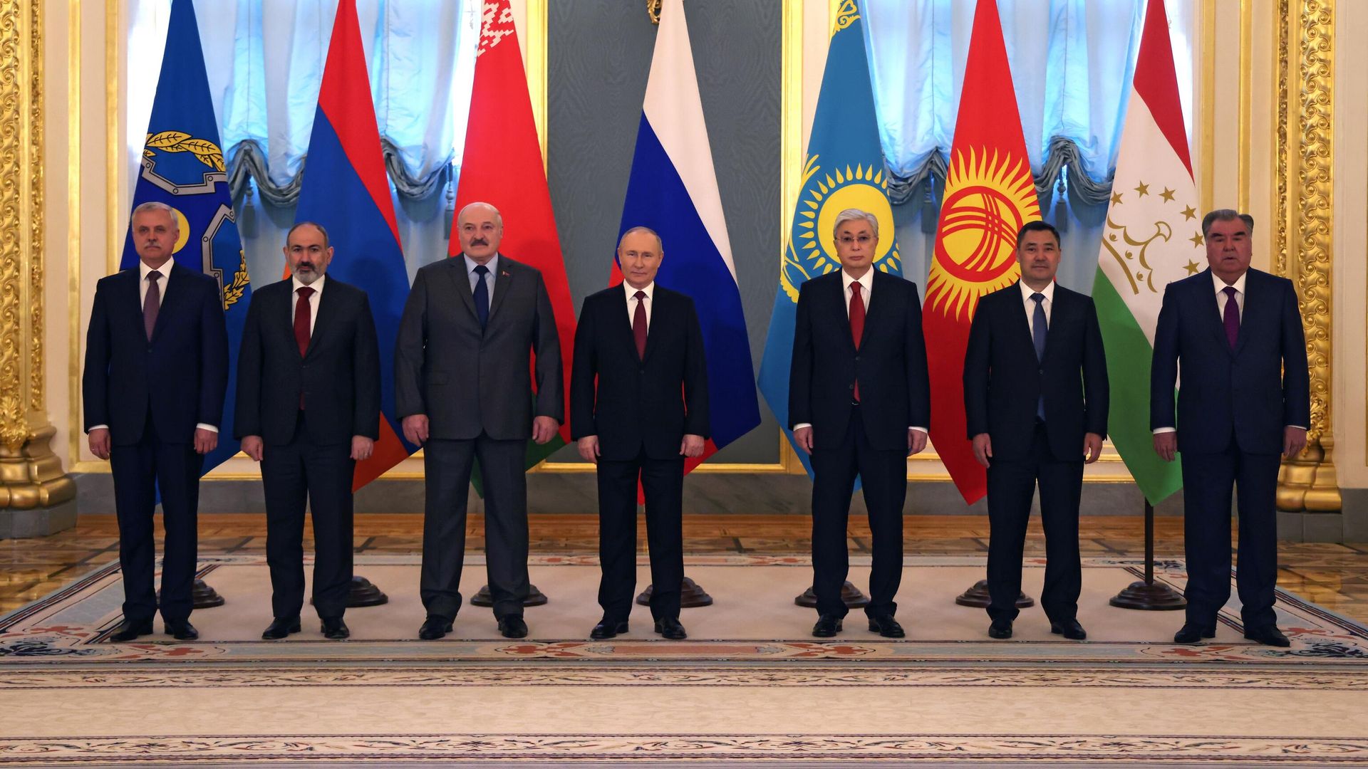Президент России Владимир Путин на церемонии совместного фотографирования перед началом встречи лидеров государств — членов ОДКБ - РИА Новости, 1920, 16.05.2022