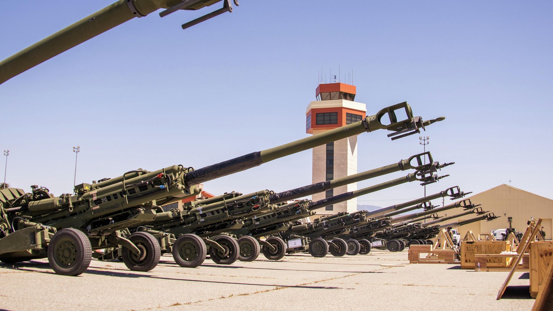 155-миллиметровые гаубицы M777 перед погрузкой на самолет для отправки на Украину на авиабазе Марч ВВС США в Калифорнии - РИА Новости, 1920, 10.12.2022