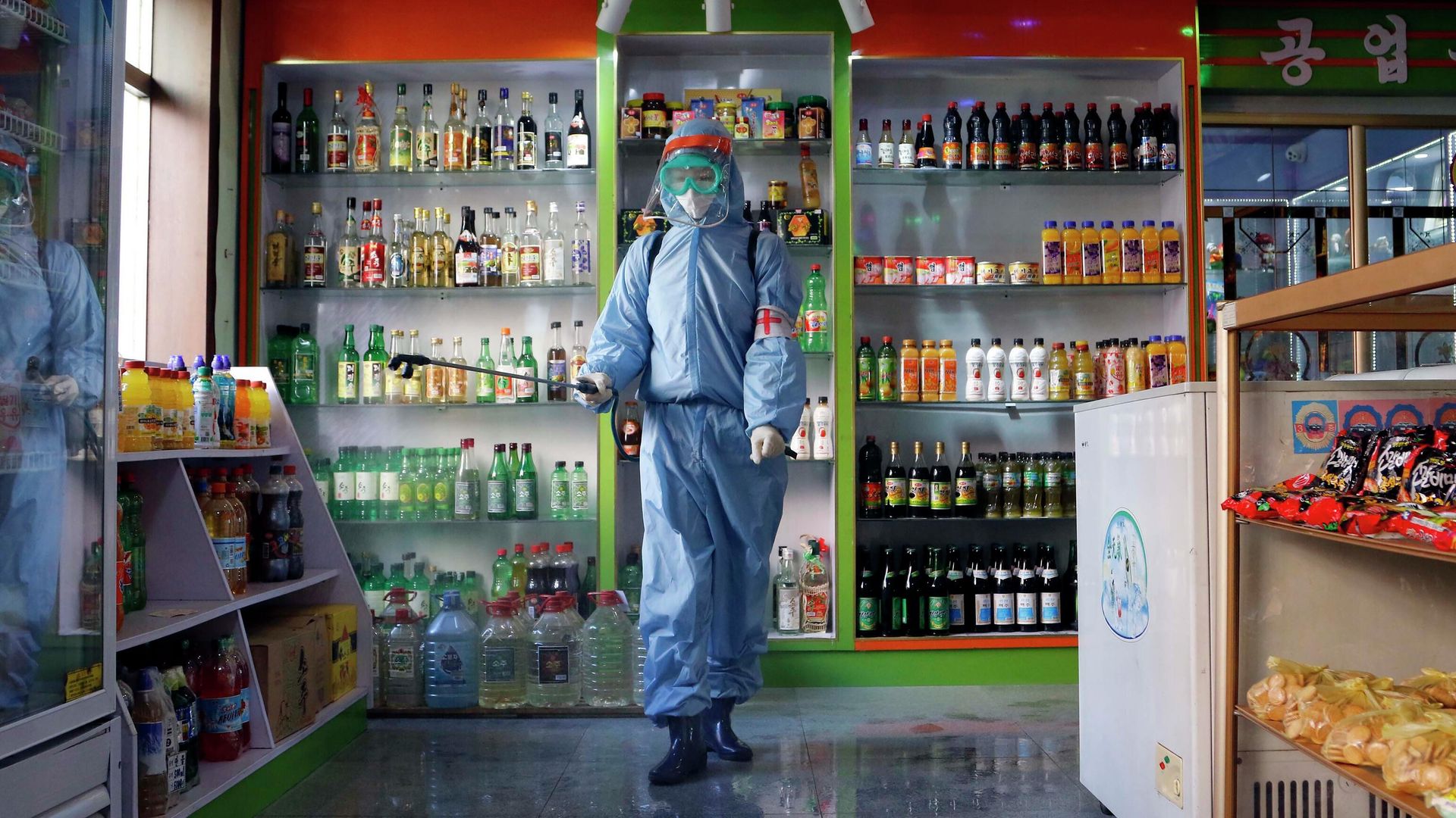 Дезинфекция магазина в Пхеньяне Дезинфекция магазина в Пхеньяне - РИА Новости, 1920, 18.05.2022