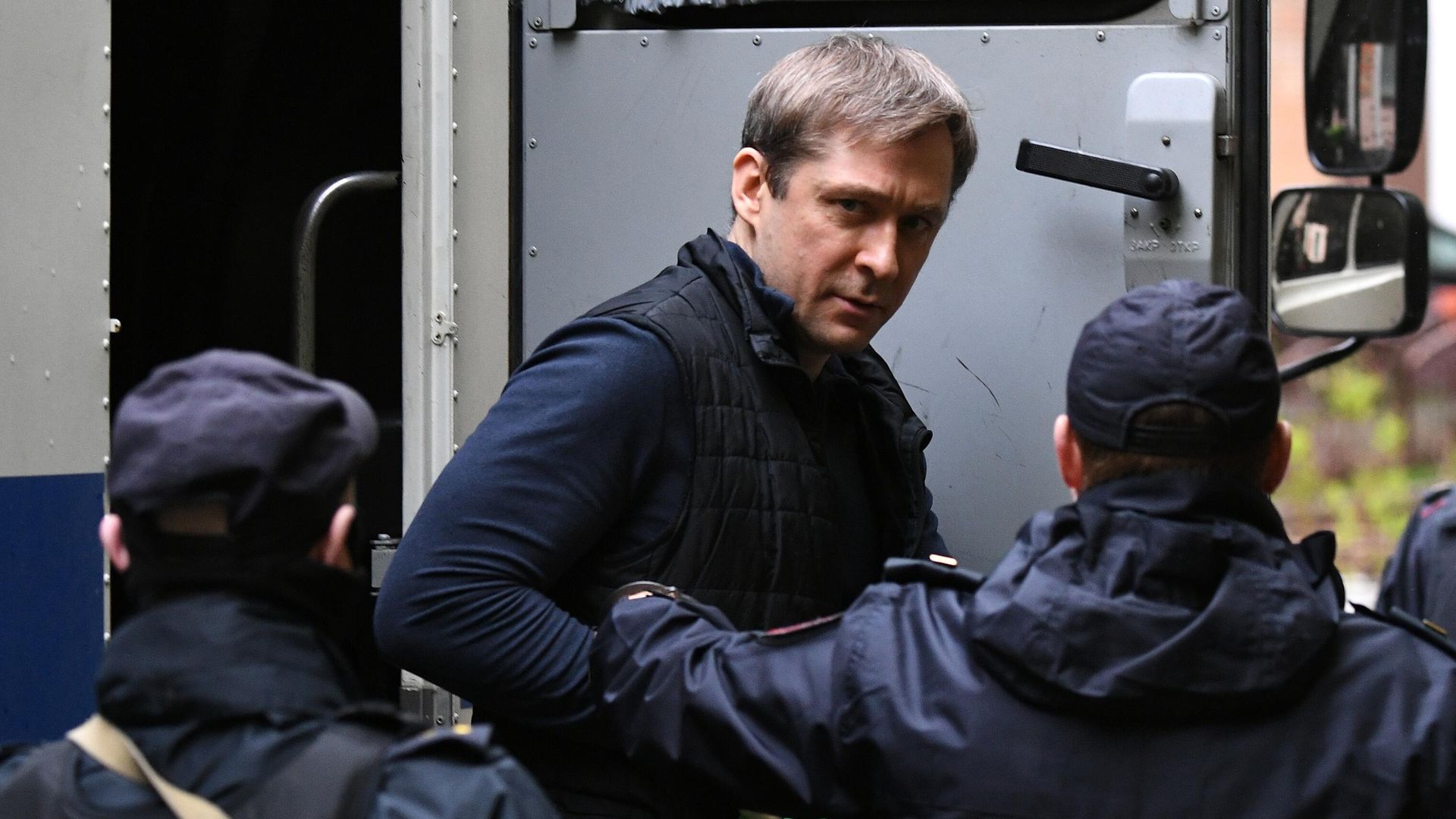 Бывший полковник МВД Дмитрий Захарченко у Пресненского суда Москвы Бывший полковник МВД Дмитрий Захарченко у Пресненского суда Москвы - РИА Новости, 1920, 21.10.2025