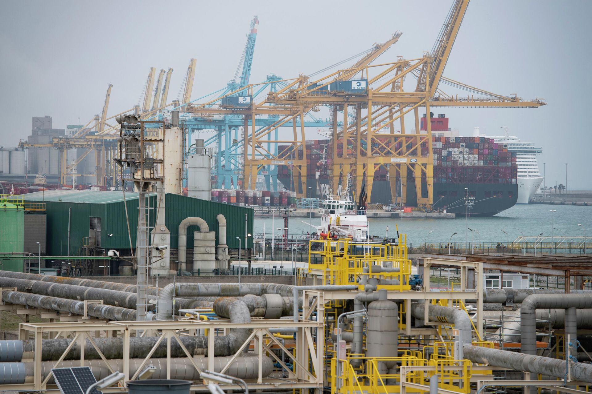 Вид регазификационного завода Enagas в Барселоне Вид регазификационного завода Enagas в Барселоне - РИА Новости, 1920, 18.05.2022