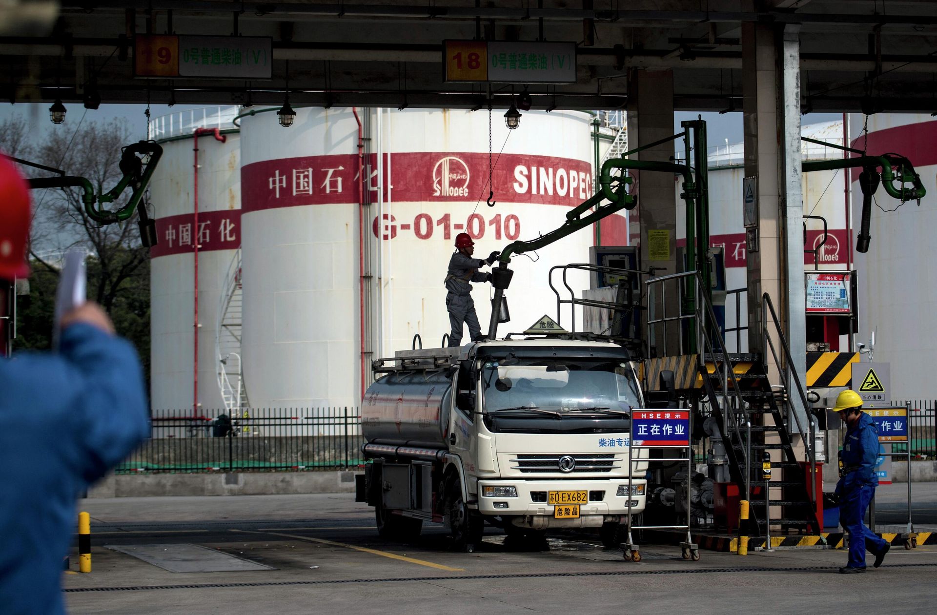 Рабочий на станции Sinopec в Шанхае Рабочий на станции Sinopec в Шанхае - РИА Новости, 1920, 18.05.2022