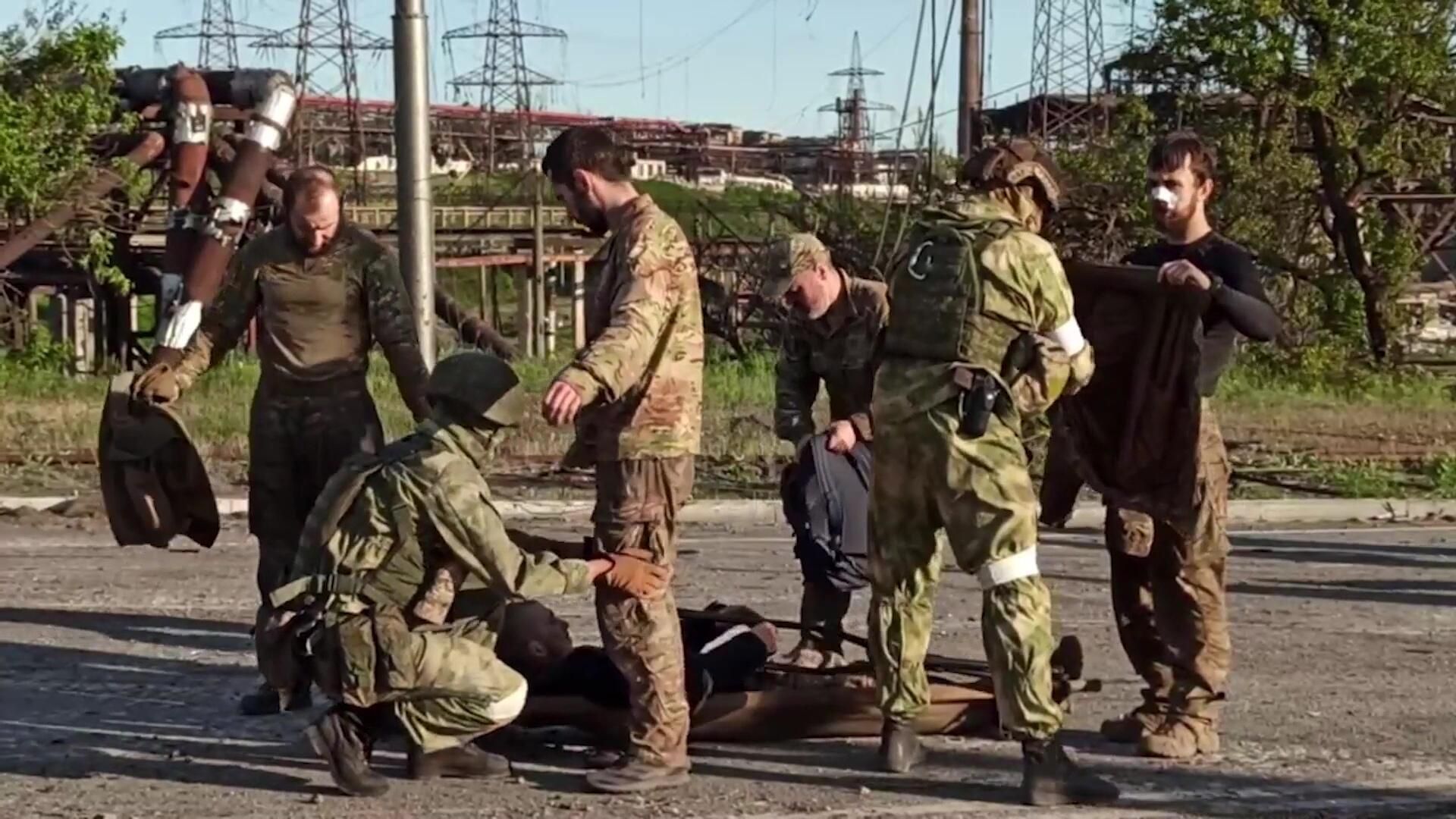 Украинские военные с Азовстали в Мариуполе сдаются в плен Украинские военные с Азовстали в Мариуполе сдаются в плен - РИА Новости, 1920, 17.05.2022