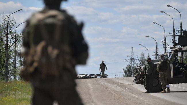 Военнослужащие ДНР рядом с территорией завода Азовсталь