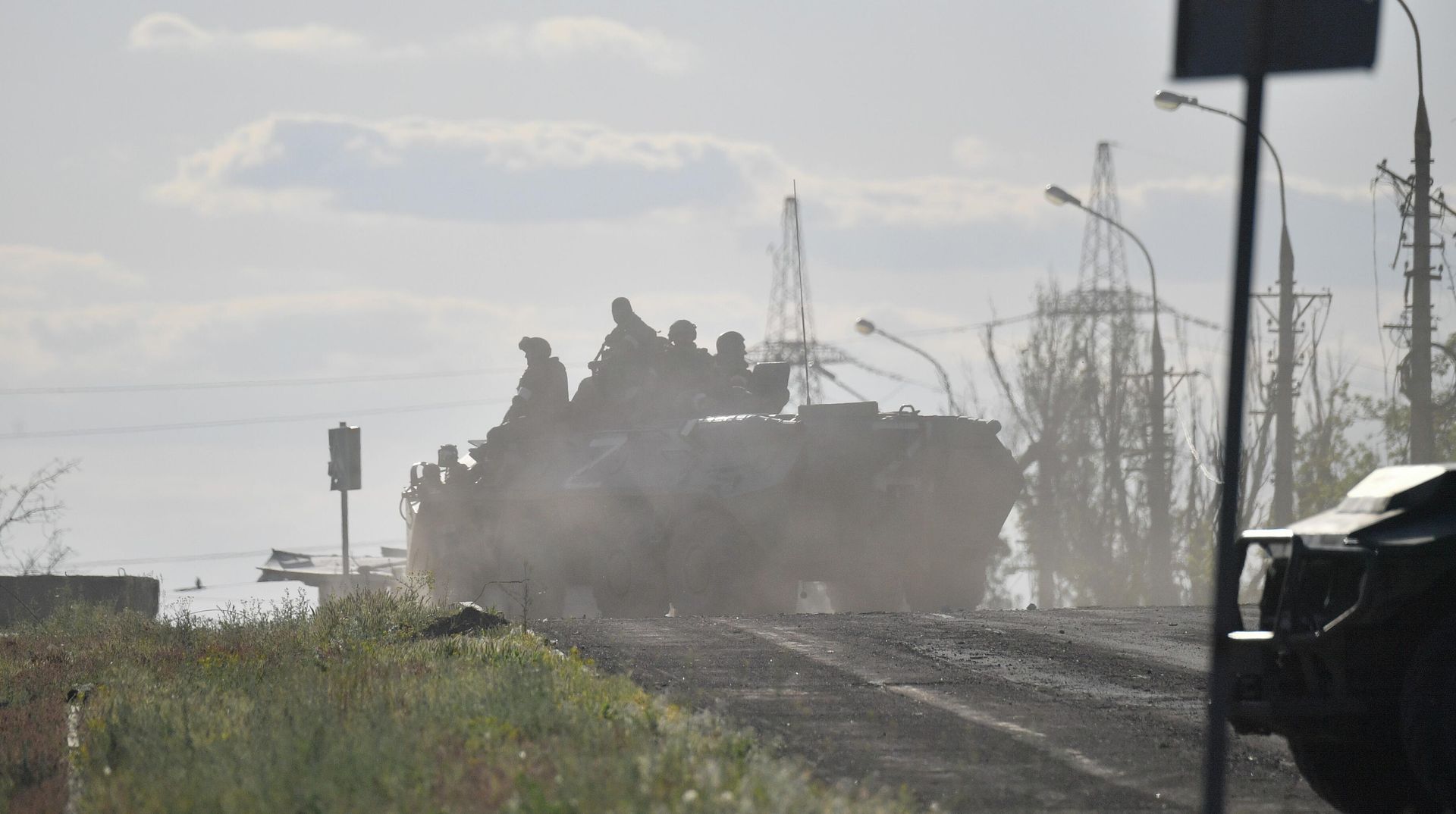 Военнослужащие ДНР рядом с территорией завода Азовсталь в Мариуполе Военнослужащие ДНР рядом с территорией завода Азовсталь в Мариуполе