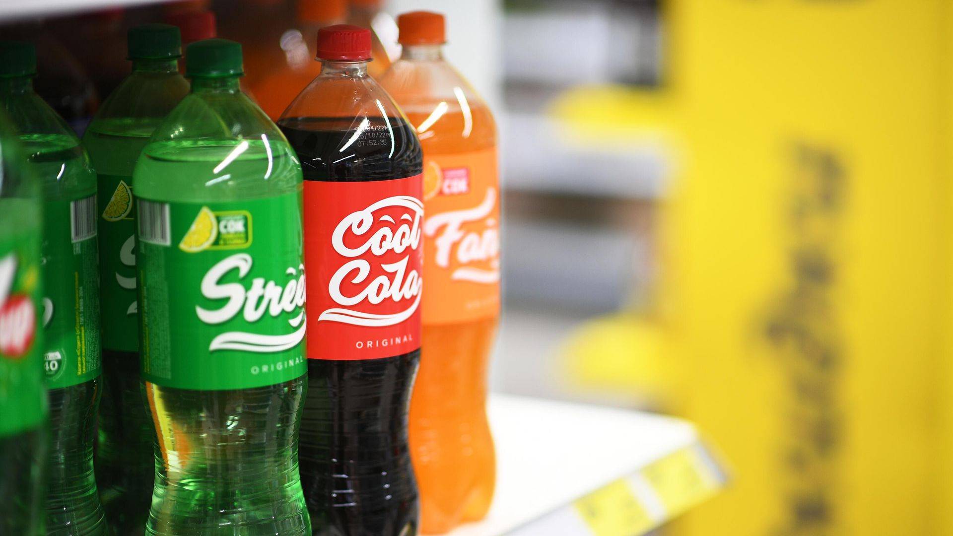 Бутылки с лимонадами CoolCola, Fancy и Street на прилавке магазина в Москве Бутылки с лимонадами CoolCola, Fancy и Street на прилавке магазина в Москве - РИА Новости, 1920, 29.07.2022