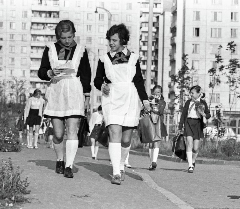 Школьники идут в школу 1 сентября 1973 года Школьники идут в школу 1 сентября 1973 года