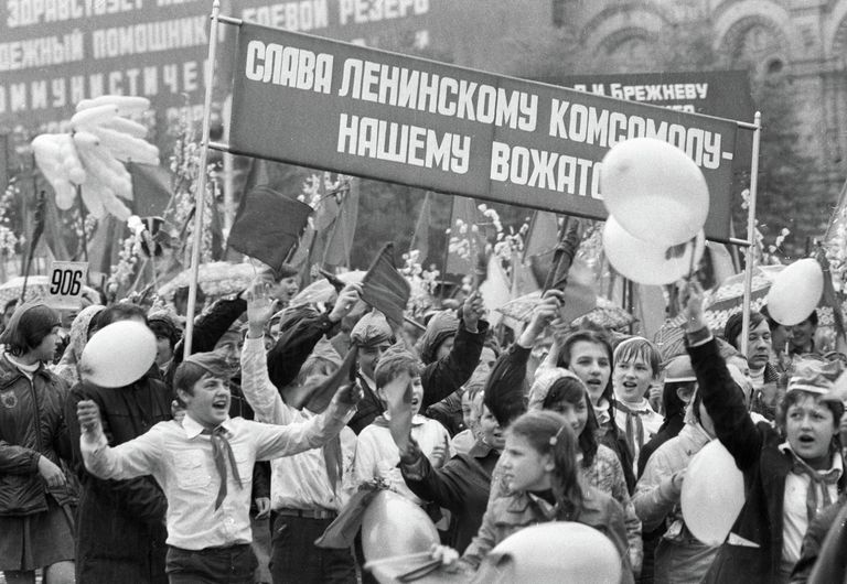 Советские пионеры во время демонстрации в честь 60-летия пионерской организации им. В. И. Ленина Советские пионеры во время демонстрации в честь 60-летия пионерской организации им. В. И. Ленина