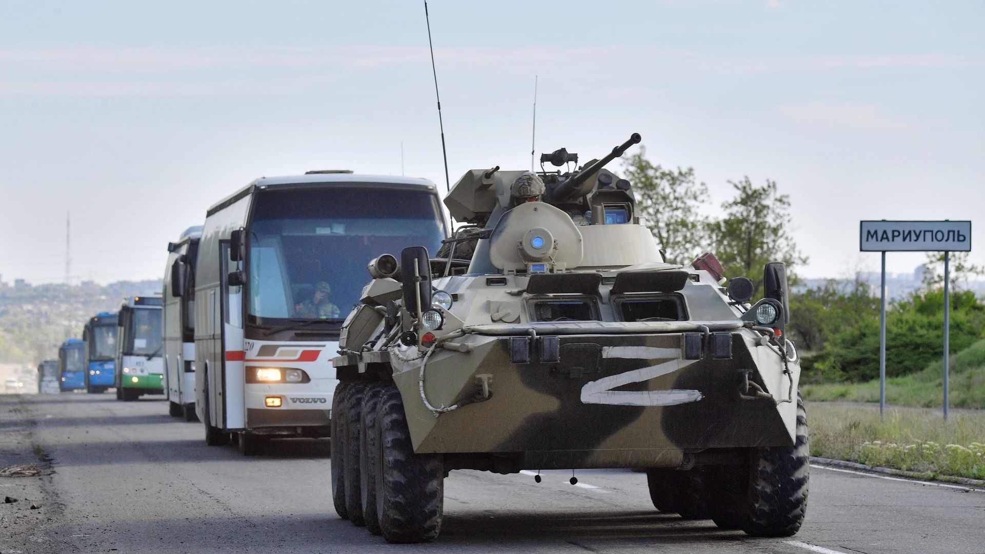 Колонна автобусов со сдавшимися в плен украинскими военнослужащими и боевиками националистического батальона Азов выезжает с территории завода Азовсталь в Мариуполе - РИА Новости, 1920, 18.05.2022
