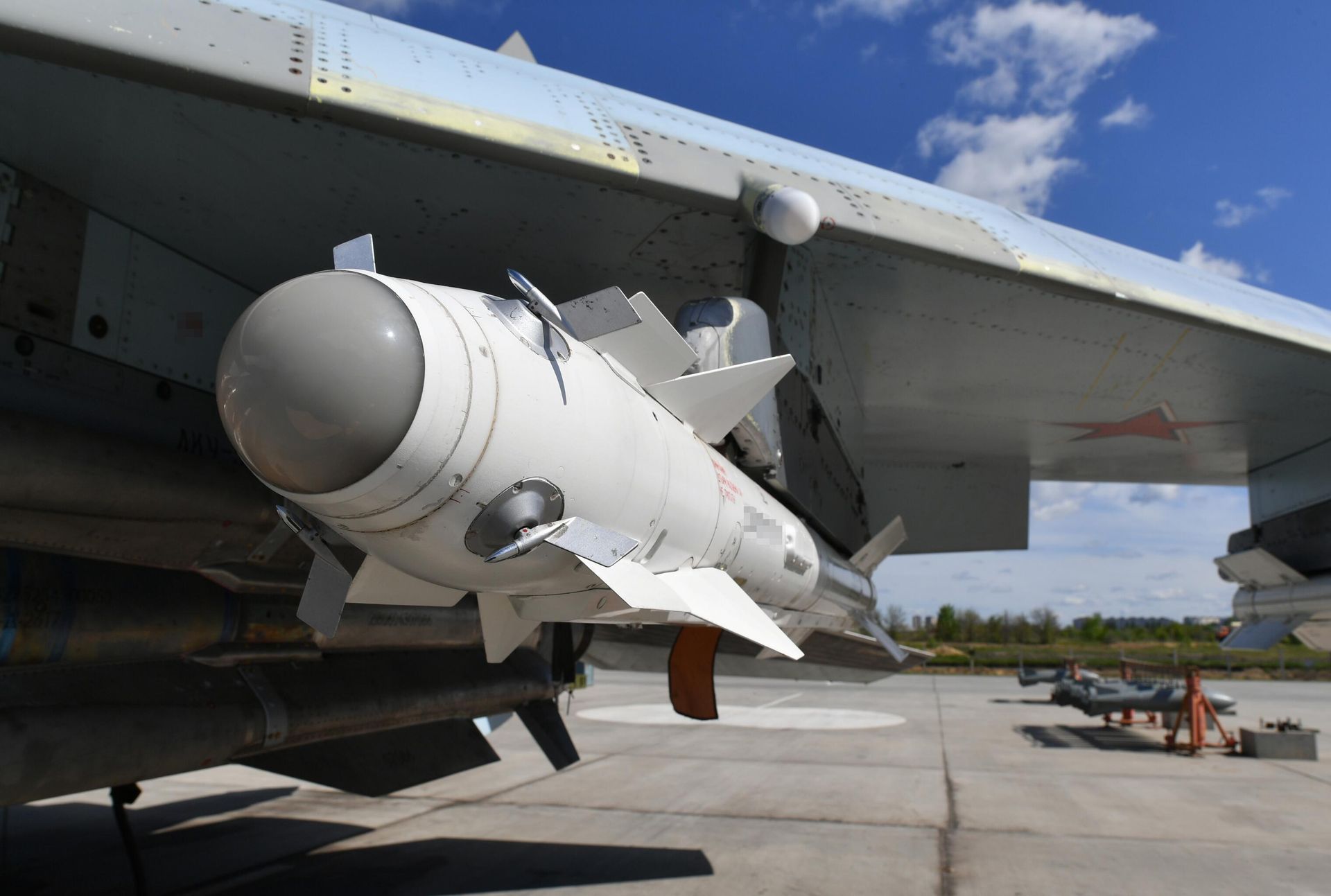 Авиационная ракета класса воздух-воздух Р-73 на узле подвески вооружения истребителя ВКС России, задействованного в специальной военной операции на Харьковском направлении. Авиационная ракета класса воздух-воздух Р-73 на узле подвески вооружения истребителя ВКС России, задействованного в специальной военной операции на Харьковском направлении. - РИА Новости, 1920, 08.05.2024
