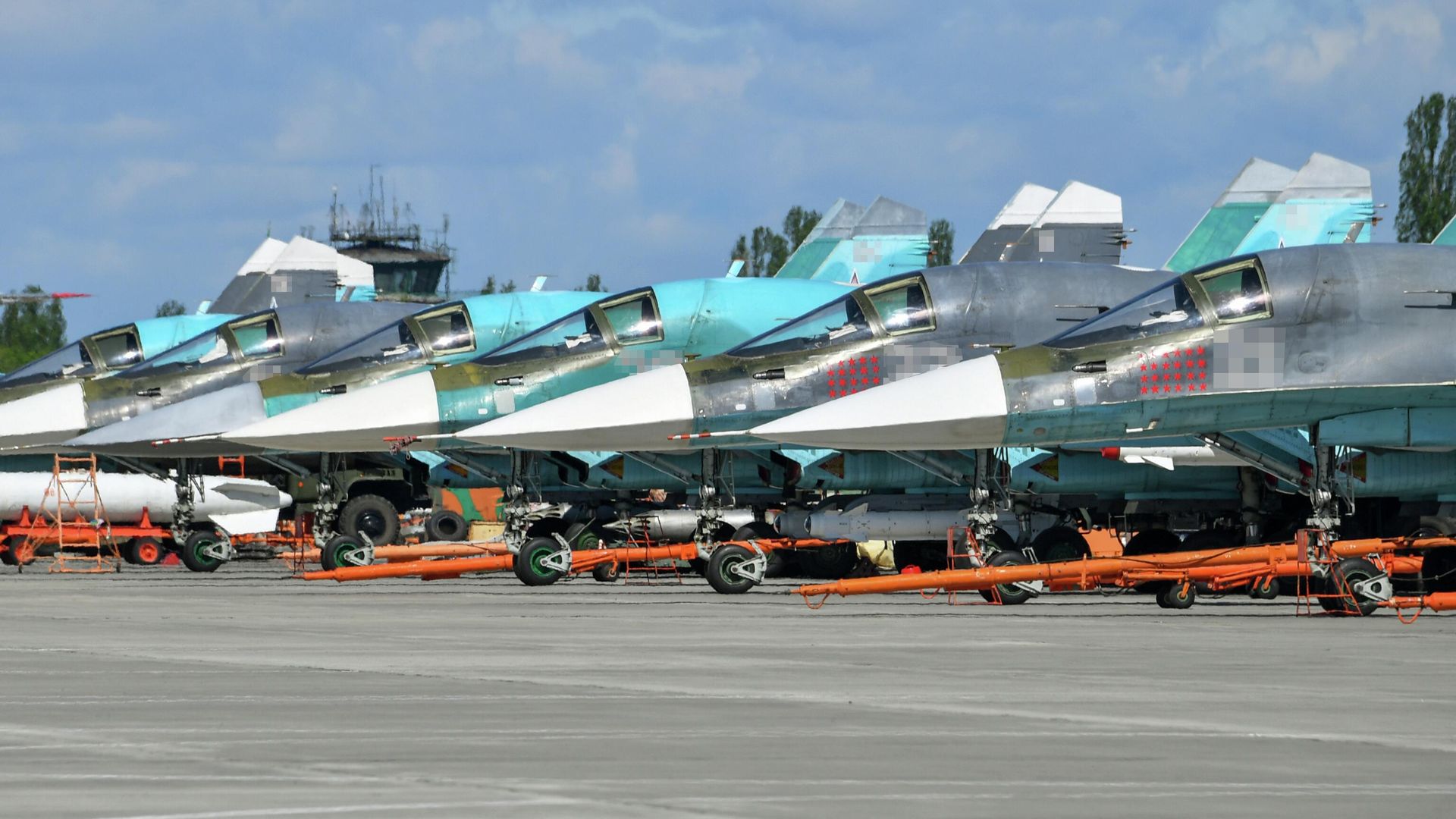 Истребители-бомбардировщики Су-34 ВКС России, задействованные в специальной военной операции Истребители-бомбардировщики Су-34 ВКС России, задействованные в специальной военной операции - РИА Новости, 1920, 18.05.2022