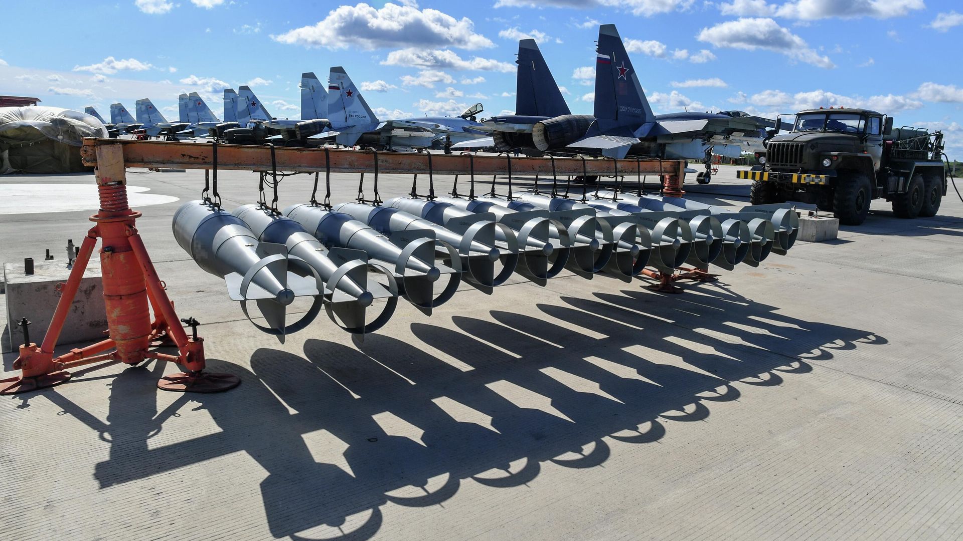 Авиабомбы ФАБ-500 на полевом аэродроме, где базируются самолеты ВКС России Авиабомбы ФАБ-500 на полевом аэродроме, где базируются самолеты ВКС России - РИА Новости, 1920, 26.05.2025