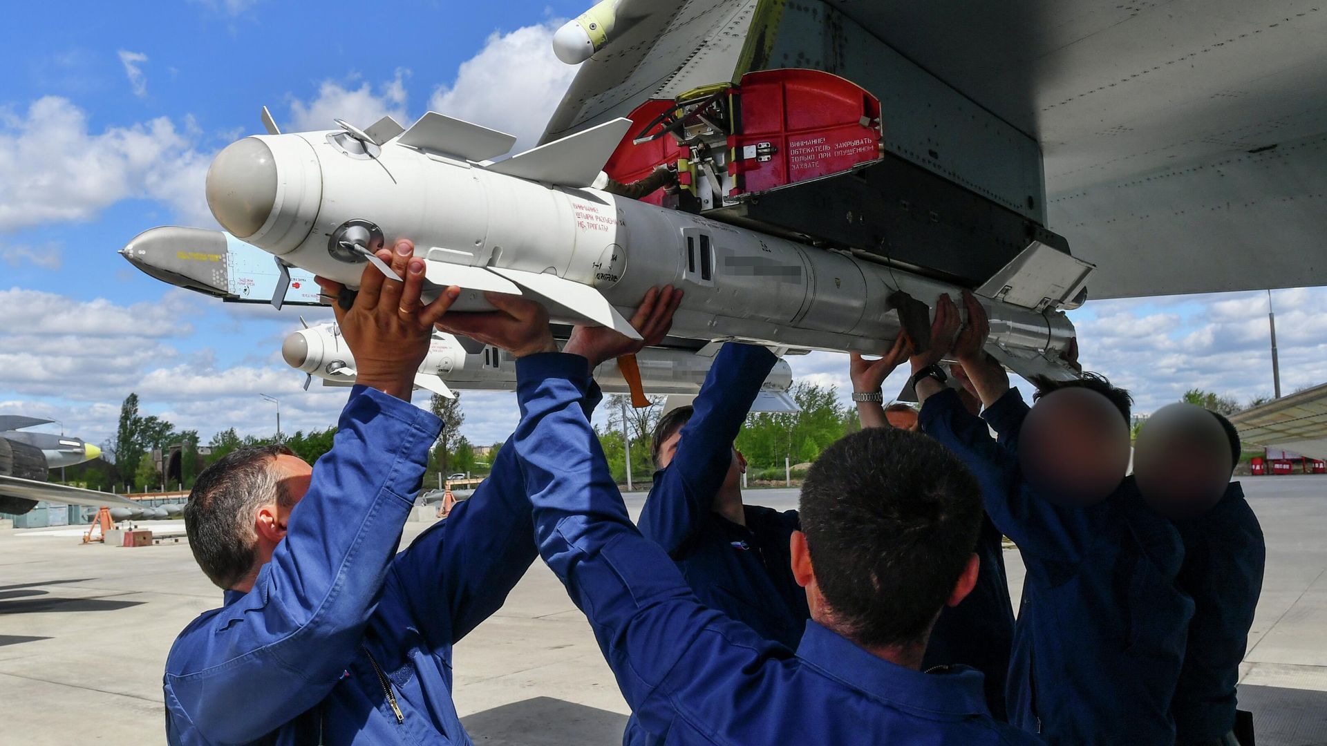 Техники вешают авиационную ракету Р-73 на узел подвески вооружения истребителя ВКС России Техники вешают авиационную ракету Р-73 на узел подвески вооружения истребителя ВКС России - РИА Новости, 1920, 08.06.2022