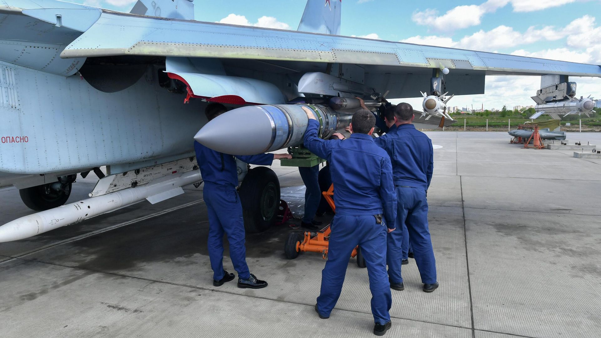 Техники вешают авиационную ракету Х-31 на узел подвески вооружения истребителя ВКС России Техники вешают авиационную ракету Х-31 на узел подвески вооружения истребителя ВКС России - РИА Новости, 1920, 21.05.2022