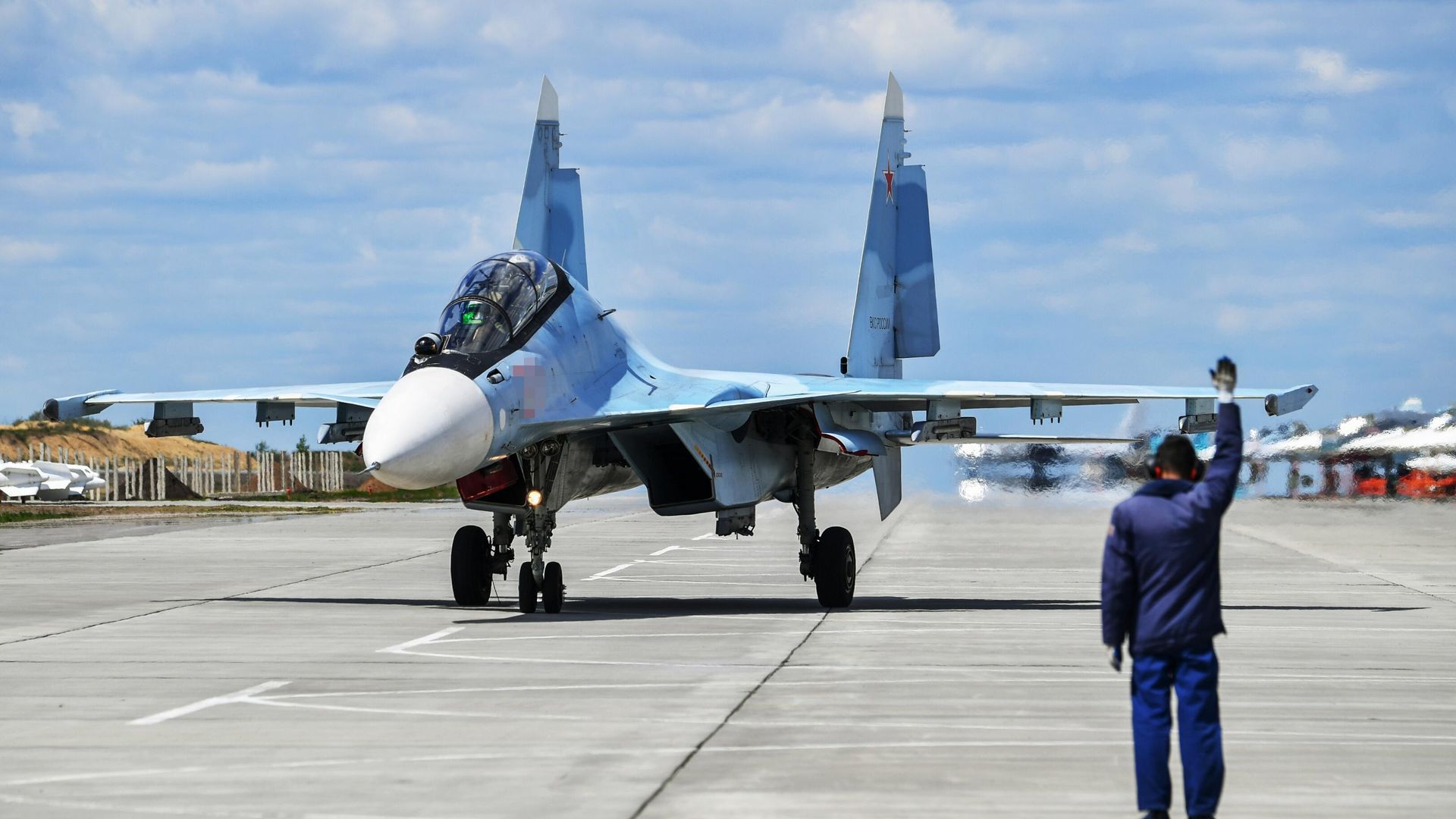 Подготовка к полетам самолетов ВКС РФ на аэродроме на Харьковском направлении Подготовка к полетам самолетов ВКС РФ на аэродроме на Харьковском направлении - РИА Новости, 1920, 22.05.2022