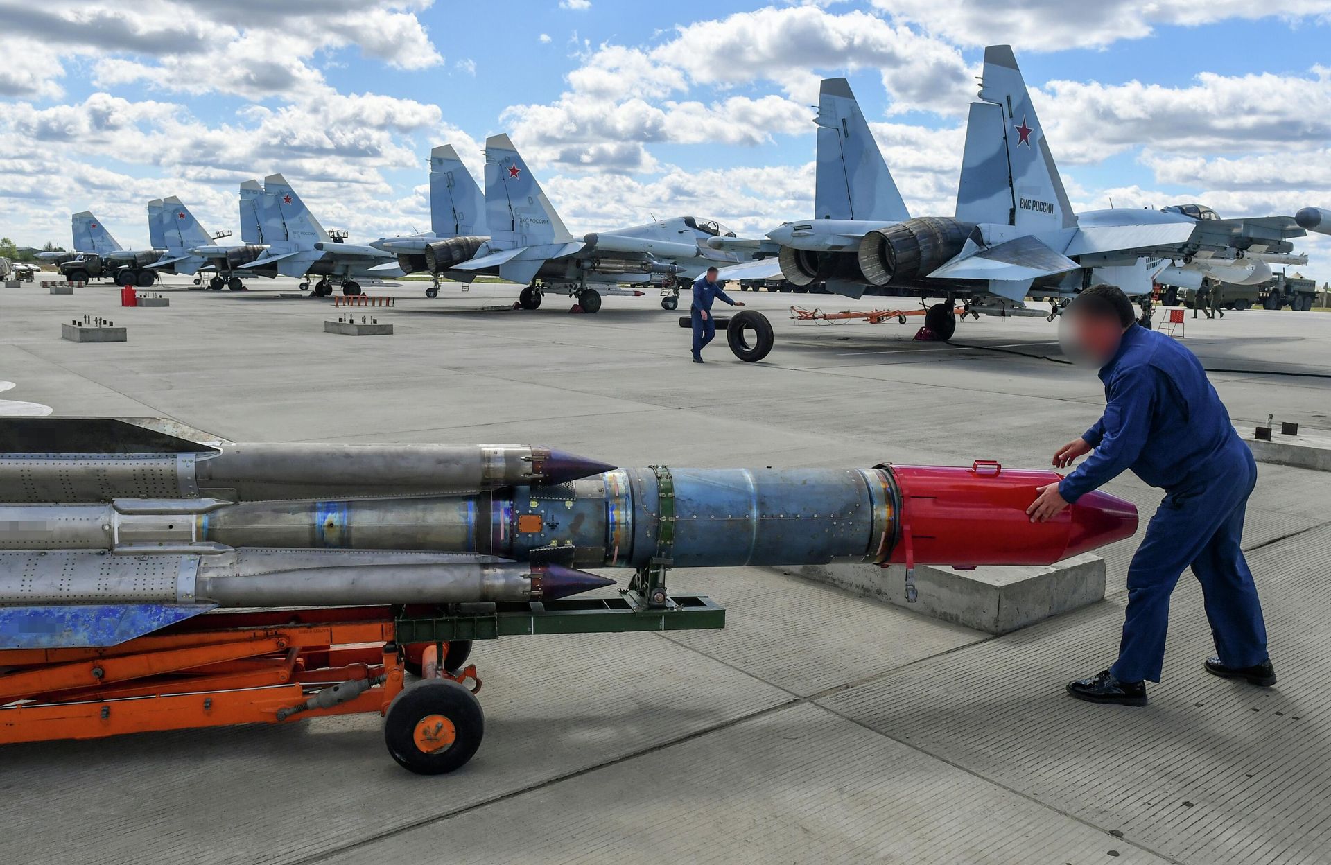 Авиационная ракета Х-31 на полевом аэродроме, где базируются самолеты ВКС России, задействованные в специальной военной операции на Украине Авиационная ракета Х-31 на полевом аэродроме, где базируются самолеты ВКС России, задействованные в специальной военной операции на Украине - РИА Новости, 1920, 12.08.2022