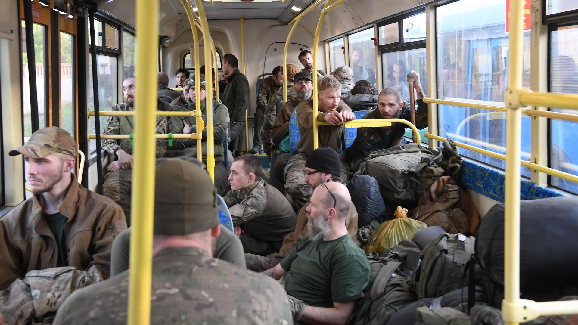 Сдавшиеся в плен украинские военнослужащие и боевики националистического батальона Азов* - РИА Новости, 1920, 17.10.2022