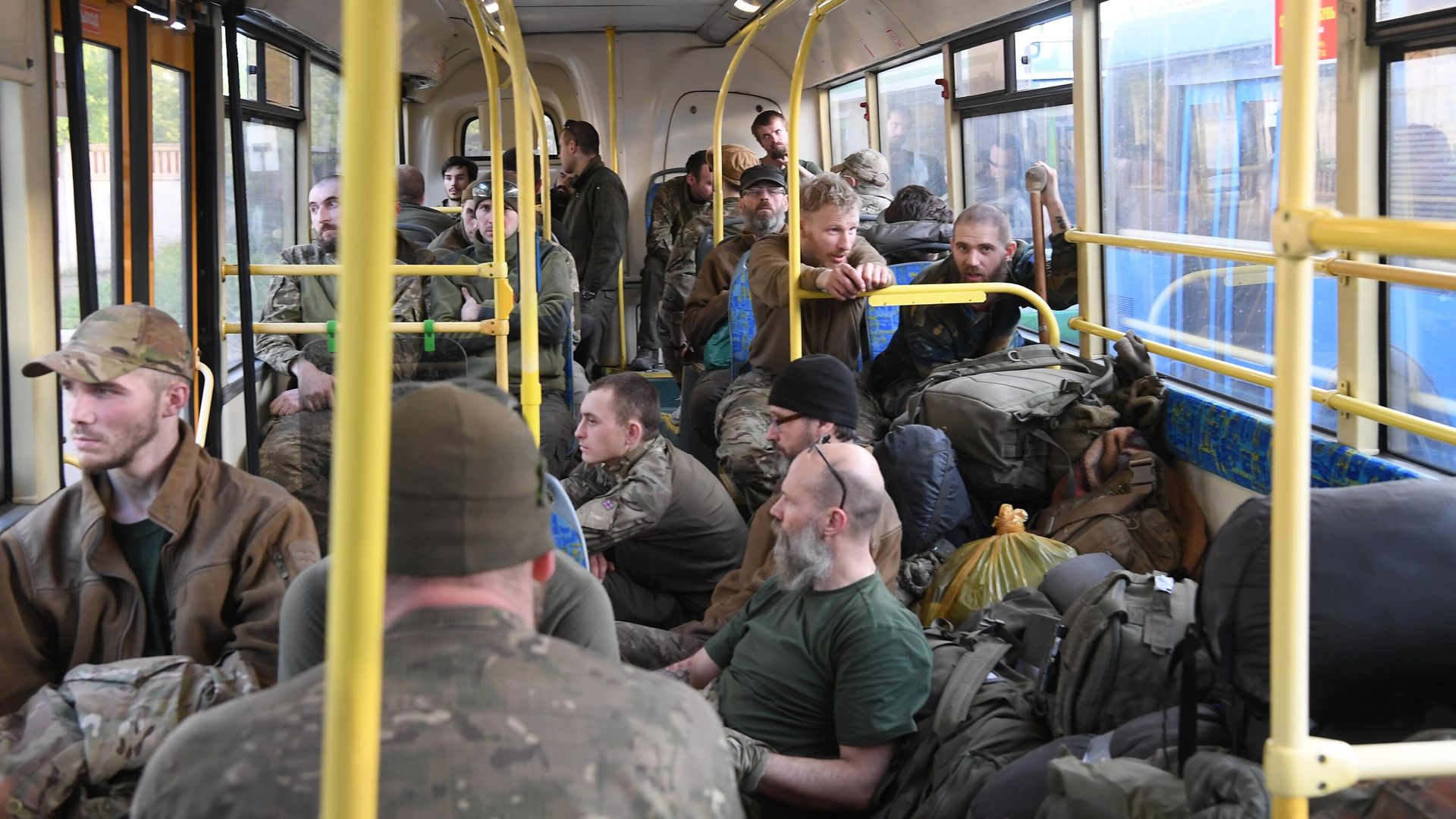 Сдавшиеся в плен украинские военнослужащие и боевики националистического батальона Азов в автобусе, который выехал с территории завода Азовсталь в Мариуполе Сдавшиеся в плен украинские военнослужащие и боевики националистического батальона Азов в автобусе, который выехал с территории завода Азовсталь в Мариуполе - РИА Новости, 1920, 24.02.2023