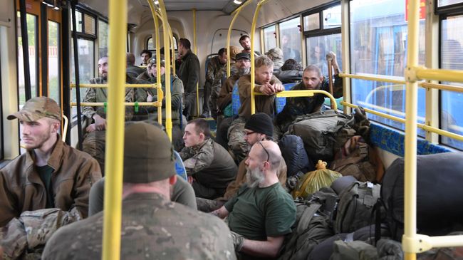Сдавшиеся в плен украинские военнослужащие и боевики националистического батальона Азов в автобусе, который выехал с территории завода Азовсталь в Мариуполе