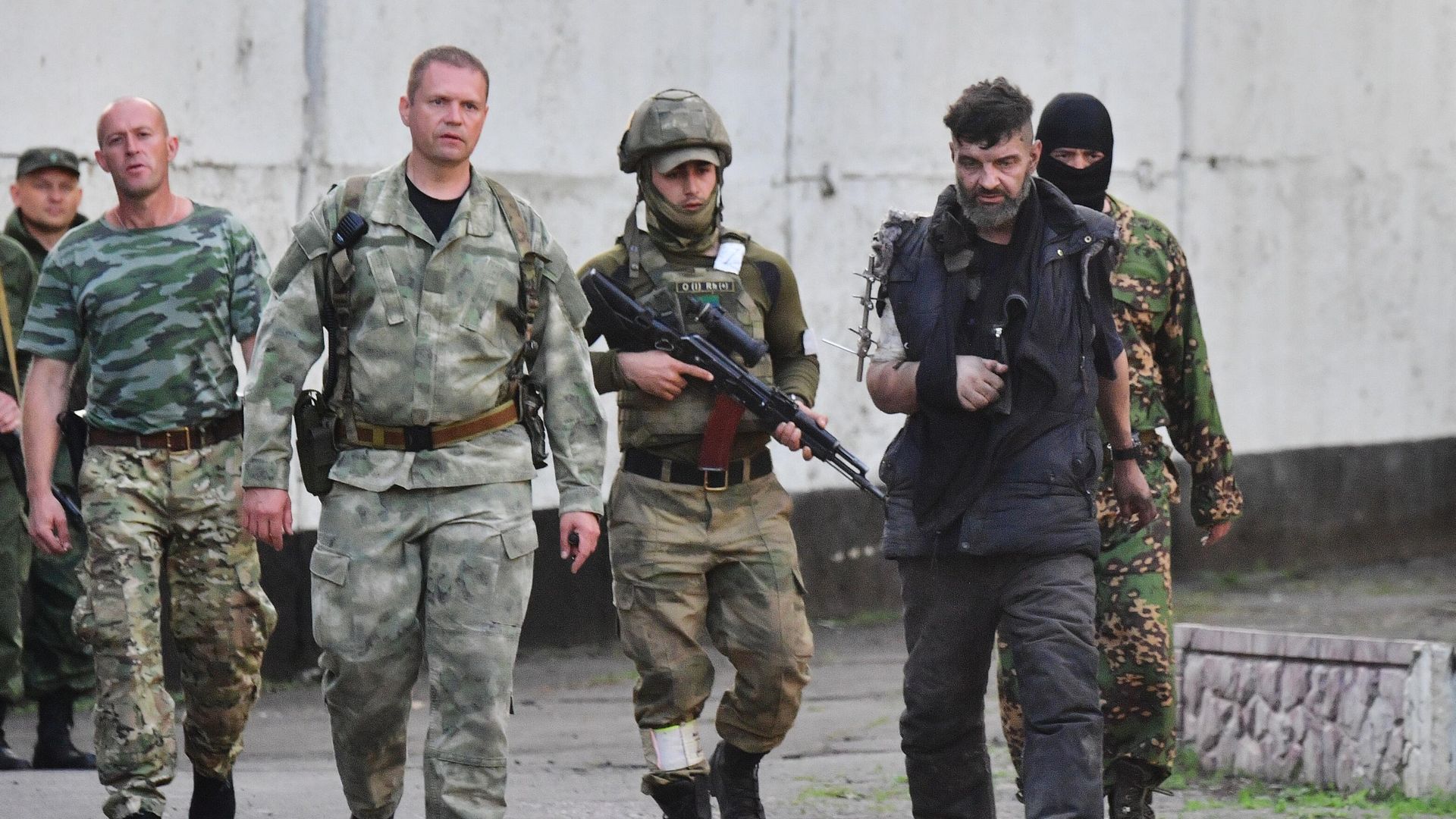 Военные сопровождают одного из сдавшихся в плен украинских военнослужащих с Азовстали Военные сопровождают одного из сдавшихся в плен украинских военнослужащих с Азовстали - РИА Новости, 1920, 18.05.2022