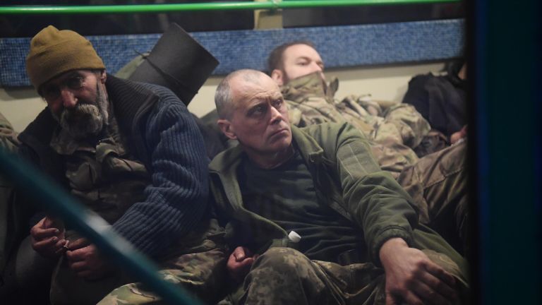 Сдавшиеся в плен украинские военнослужащие и боевики националистического батальона Азов сидят в автобусе у следственного изолятора в Еленовке Сдавшиеся в плен украинские военнослужащие и боевики националистического батальона Азов сидят в автобусе у следственного изолятора в Еленовке