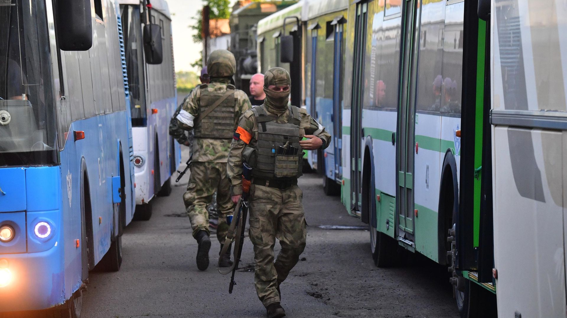 Автобусы со сдавшимися в плен украинскими военнослужащими и боевиками националистического батальона Азов* у следственного изолятора в Еленовке - РИА Новости, 1920, 18.05.2022