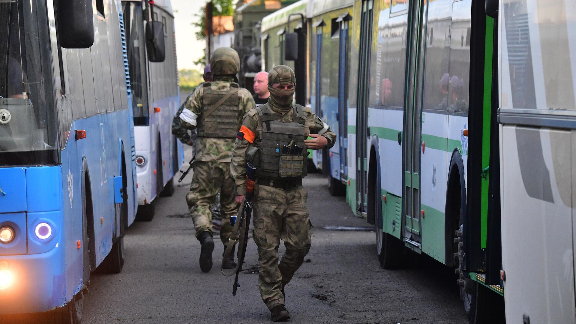 Автобусы со сдавшимися в плен украинскими военнослужащими Автобусы со сдавшимися в плен украинскими военнослужащими - РИА Новости, 1920, 22.05.2024